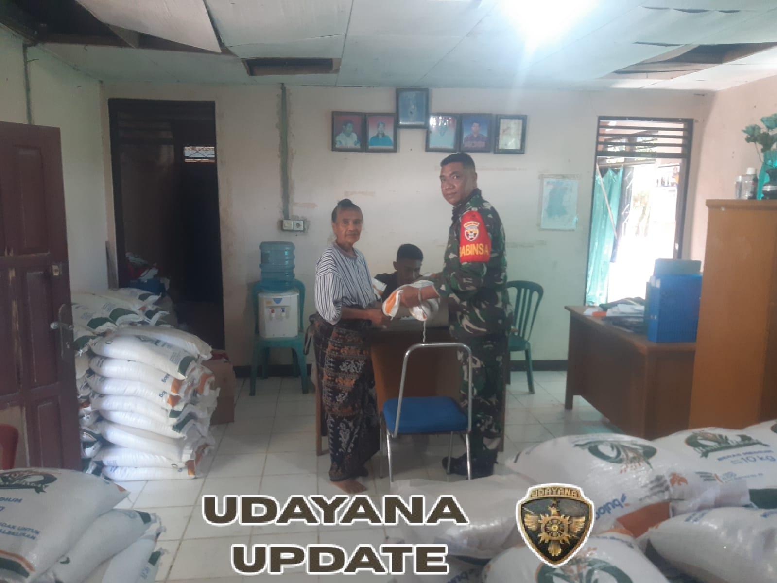 Babinsa Koramil 1603-04/Kewapante Pantau Distribusi Bantuan Beras Bulog di Wilayah Binaan.