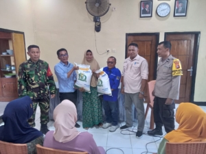 Babinsa Koramil 1607-08/Moyo Hulu Kawal Penyaluran Beras Kemensos kepada 279 Warga Desa Leseng