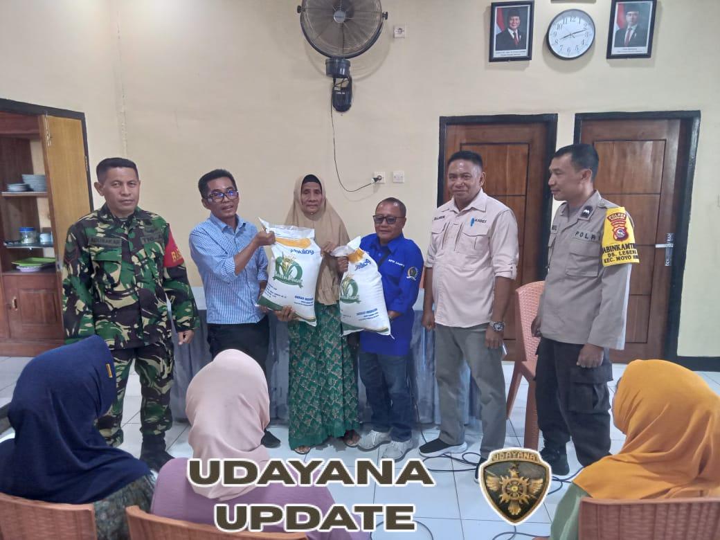Babinsa Koramil 1607-08/Moyo Hulu Kawal Penyaluran Beras Kemensos kepada 279 Warga Desa Leseng