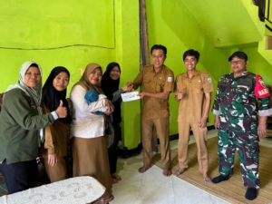 Babinsa Bukit Damai Dampingi Penyaluran Bantuan Santunan untuk Ibu Melahirkan Guna Cegah Stunting.