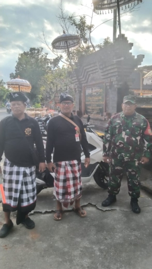 Babinsa Tulikup Kawal Piodalan di Pura Tengkulak Banjar Siyut dengan Sigap