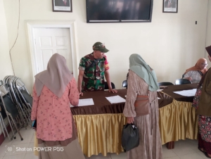 Babinsa Kawal Pembagian Seragam dan Insentif Kader Posyandu di Desa Darmaji