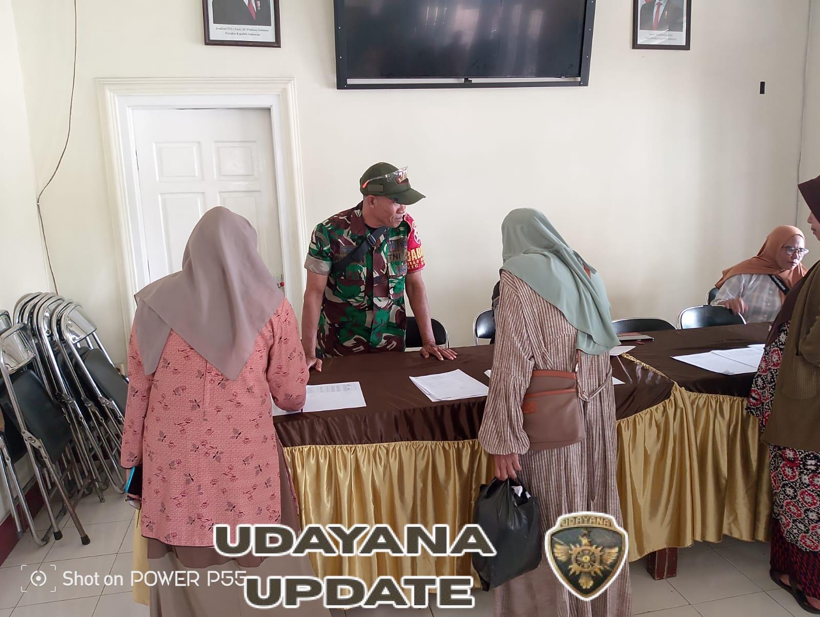 Babinsa Kawal Pembagian Seragam dan Insentif Kader Posyandu di Desa Darmaji