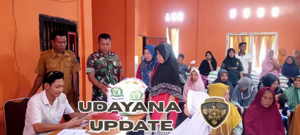 Babinsa Koramil 1614-01 Dompu Dampingi Penyaluran 3,3 Ton Beras di Desa Katua