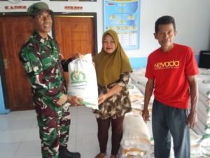 Babinsa Koramil 04 Woha Bersama Aparat Desa Pastikan Bantuan Beras Tepat Sasaran