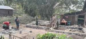 Tingkatkan Kepedulian Sosial, Babinsa Serda Yulius David Turun Langsung Bantu Bangun Rumah Warga