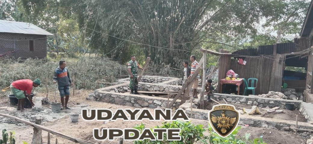 Tingkatkan Kepedulian Sosial, Babinsa Serda Yulius David Turun Langsung Bantu Bangun Rumah Warga