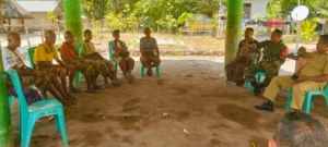 Babinsa Sertu Okto Kosat Himbau Masyarakat Desa Fatumtasa Jaga Kebersihan dan Ketertiban