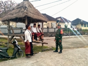 Jaga Keamanan, Babinsa Dampingi Upacara Keagamaan di Semarapura Tengah dan Negari