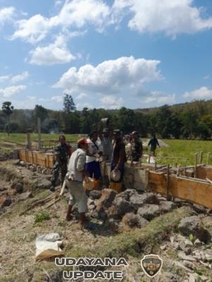 Sinergi Babinsa Dan Warga Oesena Bangun Saluran Air