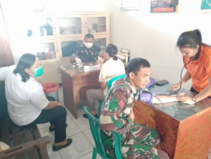 Posbindu Kodim 1623/Karangasem laksanakan pemeriksaan gula darah bagi TNI, ASN, dan Persit.