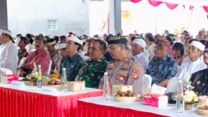 Personel Koramil 1623-07/Bebandem berikan ucapan selamat hari jadi Desa Sibetan ke 325.