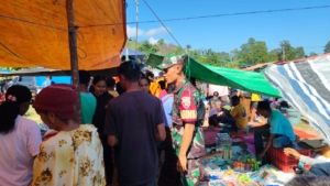 TNI Hadir di Tengah Masyarakat, Babinsa Ende Aktif Pantau Keamanan Wilayah Pasar