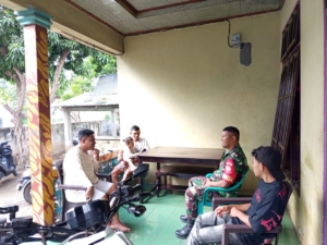 Pemantauan Wilayah dan Komsos, Babinsa Detusoko Pastikan Keamanan Desa Aelipo