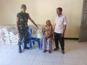 Penyaluran Bantuan Beras di Desa Mujahidin Didampingi Babinsa