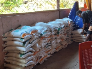 Bersama Warga, Babinsa Pastikan Bantuan Pangan Tepat Sasaran