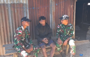 Kepala Suku Serahkan Senjata, Satgas Yonif 741/GN Pos Fohululik Lakukan Pengamanan