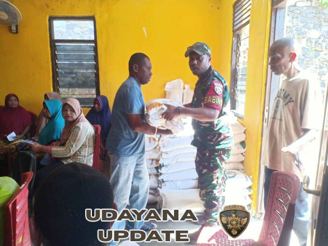 Sertu Muhajir Moka Dampingi Distribusi Bantuan Pangan di Desa Lewalu