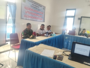 Babinsa Reok Hadiri Forum Lintas Sektor PKM Loce, Dorong Ketahanan Sosial dan Kesehatan