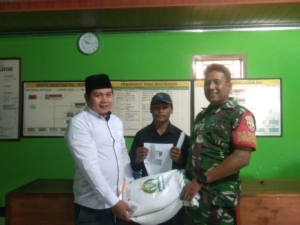 Babinsa Emang Lestari Dampingi Penyaluran 7.940 Kg Beras kepada 397 KK