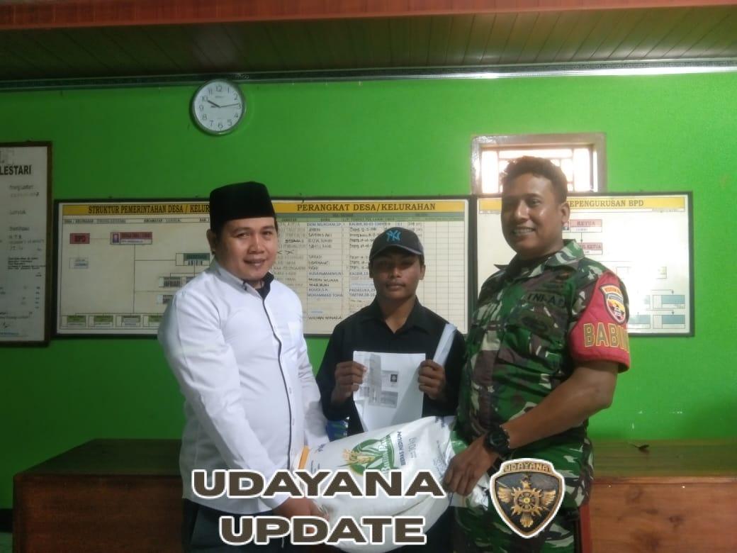 Babinsa Emang Lestari Dampingi Penyaluran 7.940 Kg Beras kepada 397 KK