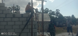 Komsos Dengan Warga Binaan Babinsa Bantu Bangun Rumah