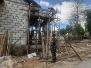 Babinsa Bantu Bangun Rumah Warga Binaan