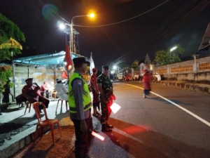 Hingga Larut malam, Babinsa Takmung Kawal Kegiatan Mesolah Di Pura Pura Batu Lepang