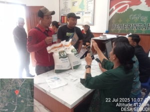 Babinsa 1623-06/Selat pastikan bantuan beras CPP diterima tepat sasaran.