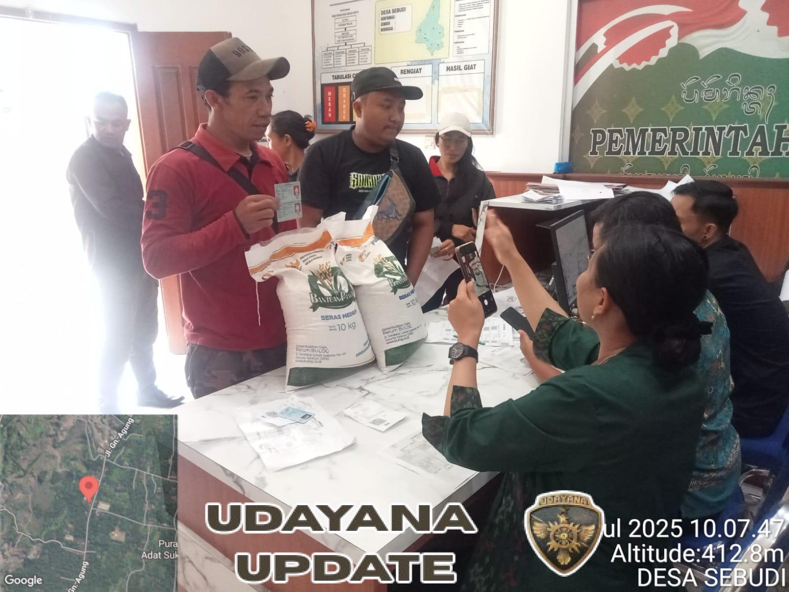 Babinsa 1623-06/Selat pastikan bantuan beras CPP diterima tepat sasaran.