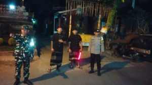 Babinsa Koramil 1616-02/Ubud Wujudkan Keamanan Saat Upacara Piodalan di Petulu
