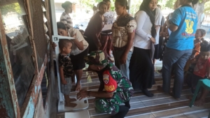 Tingkatkan Kesehatan Anak, Babinsa Kodim 1602/Ende Pantau Posyandu di Kotabaru