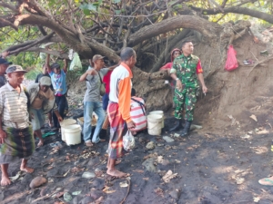 Komsos dan Pamwil Babinsa Ende: Menjaga Ketertiban di Pinggir Pantai Mbu’u