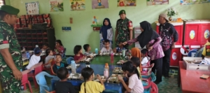 Sinergi TNI dan Sekolah, Babinsa Koramil 1602-01/Ende Bagikan Makanan Bergizi di TK