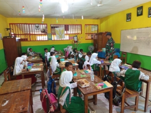 Sebanyak 295 Kotak Makanan Bergizi Disalurkan, Babinsa Wetabua Lakukan Pemantauan