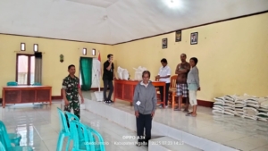 Tingkatkan Kesejahteraan Warga, Serda Rustam Mahdin Bantu Salurkan Beras Bulog di Bajawa