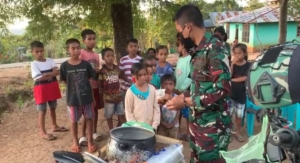 Satgas Pos Asumanu Berbagi Kepada Masyarakat Binaan Lewat Bubur Kacang Gratis