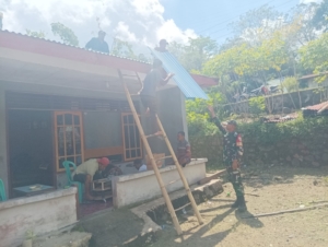 Tingkatkan Kemanunggalan, Babinsa Ikut Gotong Royong Bangun Rumah Warga