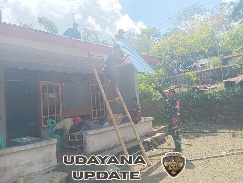 Tingkatkan Kemanunggalan, Babinsa Ikut Gotong Royong Bangun Rumah Warga