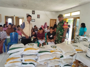 Warga Antusias Terima Bantuan Beras, Babinsa Pastikan Penyaluran Aman