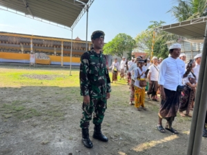 Babinsa Saba Kawal Prosesi Adat Mepepada Agar Berjalan Tertib dan Lancar