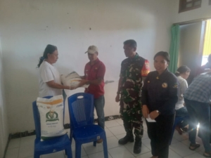 Babinsa Kodim 1602/Ende Kawal Penyaluran Bantuan Beras di Kelurahan Paupire