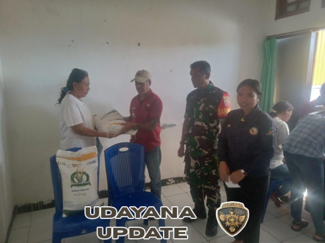 Babinsa Kodim 1602/Ende Kawal Penyaluran Bantuan Beras di Kelurahan Paupire