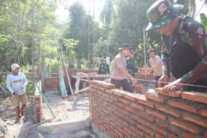 Di Bawah Terik Matahari, Satgas TMMD ke-125 Kodim 1607/Sumbawa Tetap Semangat Bangun Desa