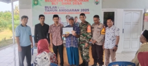 Babinsa Jaya Makmur Kawal Penyaluran BLT untuk Warga Kurang Mampu