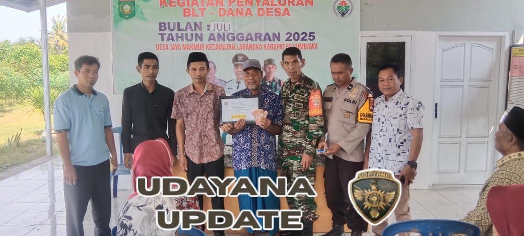 Babinsa Jaya Makmur Kawal Penyaluran BLT untuk Warga Kurang Mampu