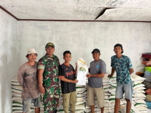 Kolaborasi Babinsa   Koramil 1614-06 Manggelewa dan Aparat Desa Pastikan Bantuan Beras Tepat Sasaran