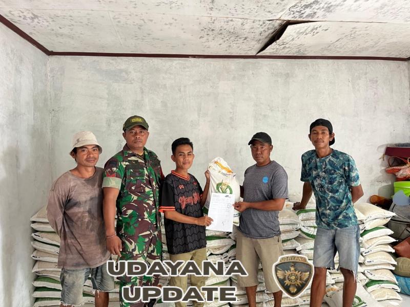 Kolaborasi Babinsa   Koramil 1614-06 Manggelewa dan Aparat Desa Pastikan Bantuan Beras Tepat Sasaran
