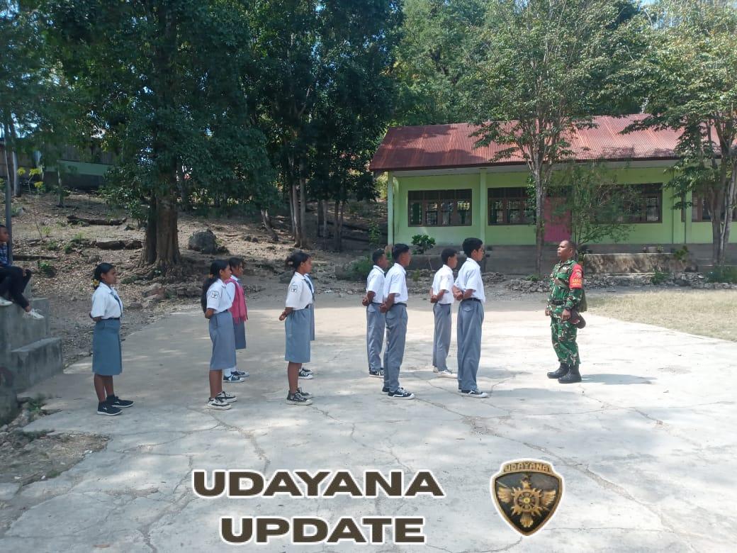 Babinsa Koramil 1618-01/Miotim Latih Calon Paskibraka SMA Trinitas dalam Rangka Seleksi Tingkat Kecamatan