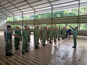 Tingkatkan kemampuan Linmas, Babinsa Desa Tumbu latihkan PBB.